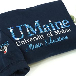 Sudadera universitaria con letras florales bordadas / Camiseta personalizada con letras florales bordadas / Sudadera universitaria / Regalo de graduación para mejores amigas
