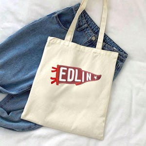 Sac fourre-tout fanion - nom de l'école ou de l'équipe brodé personnalisé sur le sac - sac femme personnalisé pour amie ou enseignante - cadeau de rentrée