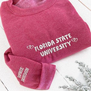 Sudadera universitaria con cuello redondo, letras bordadas personalizadas e iconos, camiseta con nombre universitario personalizado, regalo para estudiantes nuevos.