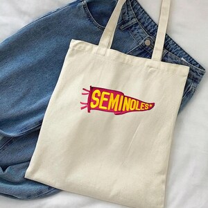 Sac fourre-tout brodé fanion personnalisé - Sac personnalisé avec nom d'école ou d'équipe - Sac pour le match - Sac pour femme pour l'obtention du diplôme ou un cadeau de rentrée