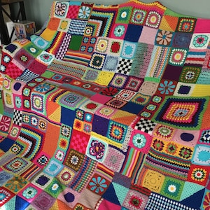 Manta de patchwork de ganchillo, manta cuadrada de abuela, manta personalizada, manta afgana multicolor, manta de sofá, manta de televisión con flores de ganchillo, regalo familiar de Navidad