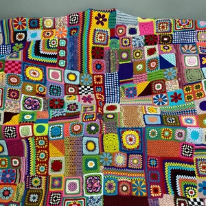 Handgemachte gehäkelte Oma Quadrat Patchwork Decke, Oma Quadrat Mehrfarbige Tagesdecke, afghanischer Decke, Blumen Tv Decke, Familie Weihnachtsgeschenk