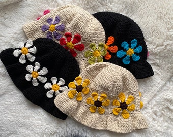 Cappello a margherita all'uncinetto, cappello a secchiello con fiori all'uncinetto, cappello invernale, cappello da festival Boho, cappello Hippi anni '70, cappello a secchiello lavorato a maglia, regalo di Natale per lei