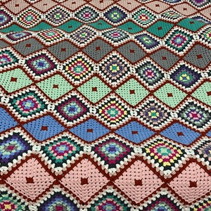 Gehäkelte Zick-Zack-Decke, gehäkelter Oma-Quadrat-Afghan, Oma-Quadrat-Überwurf, Kelim-gemusterte Tagesdecke, Versandfertig, Muttertagsgeschenk