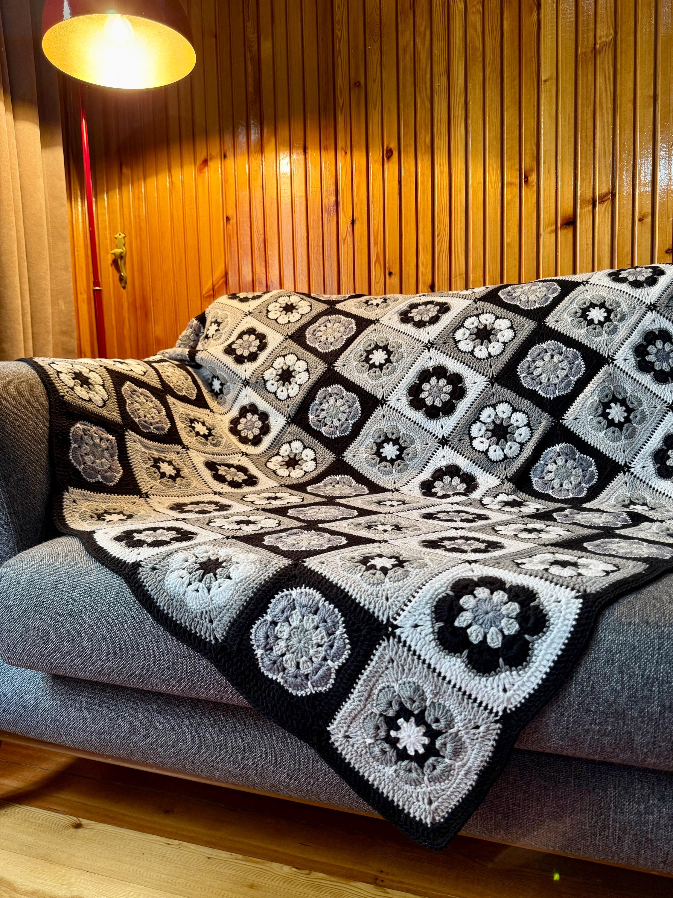 かぎ針編みのグランマスクエアブランケット、ハンドメイドのグレーの