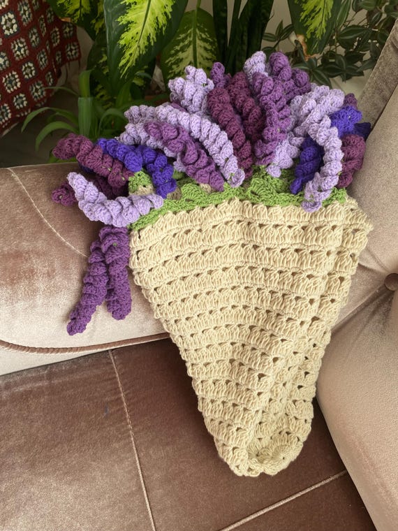 紫とラベンダーの畝(うね)編み モチーフ ソファカバー ハンドメイド 紫とラベンダーの畝(うね)編み モチーフ ソファカバー ハンドメイド 紫