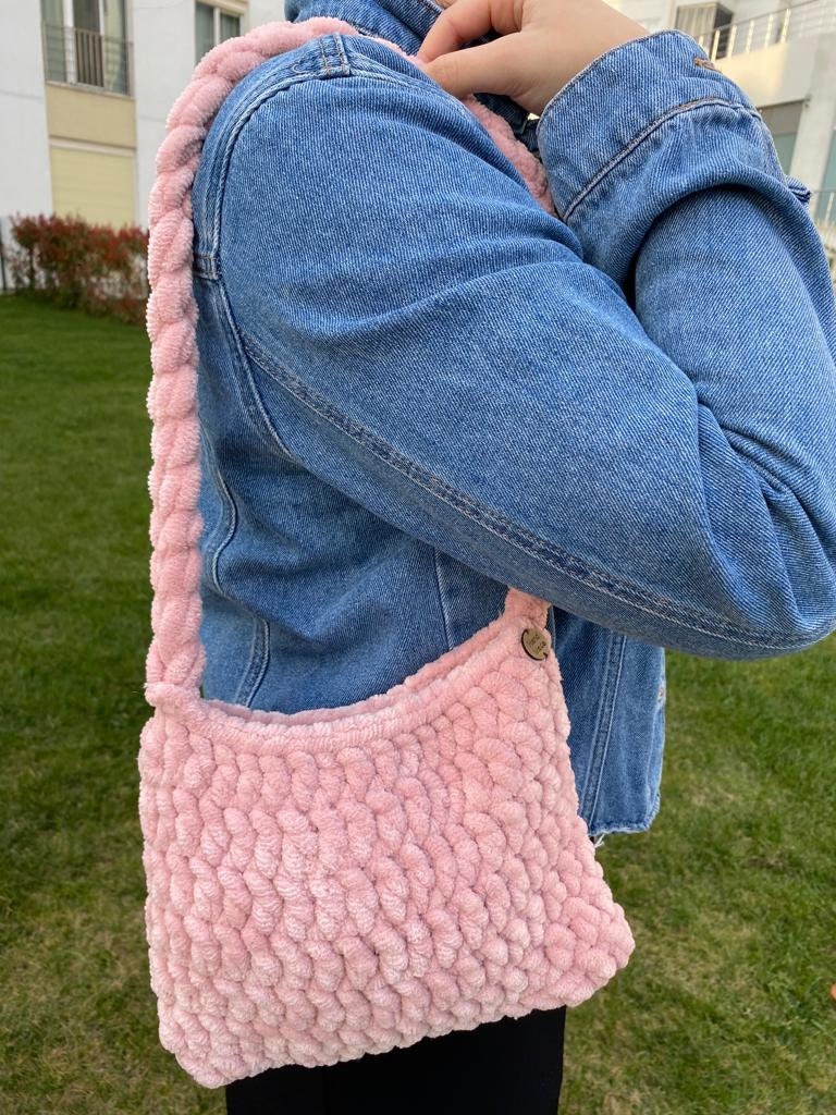 Pattern Only Cute, Fluffy, and Chunky Adjustable Crochet Flower Sling,  Messenger Bag Chunky Yarn 