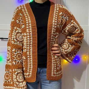 かぎ針編みのブラウンモザイクカーディガン、ニットのカラフルなコート、ボヘミアン70年代の服、かぎ針編みのエスニックジャケット、フェスティバルジャケット、彼女へのギフト、カラフルなコート
