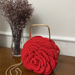 Sac rose rouge fait main, sac à main fleur 3D au crochet, sac fourre-tout au crochet, sac chic rose avec anse dorée, sac pour femme coloré, cabas chaîne en or, cadeau pour elle
