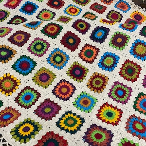 Couverture carré grand-mère au crochet, carré grand-mère afghan Sunburst, couverture cadeau de Noël en tricot, couverture pour téléviseur vintage, jeté de bordure à pompons au crochet