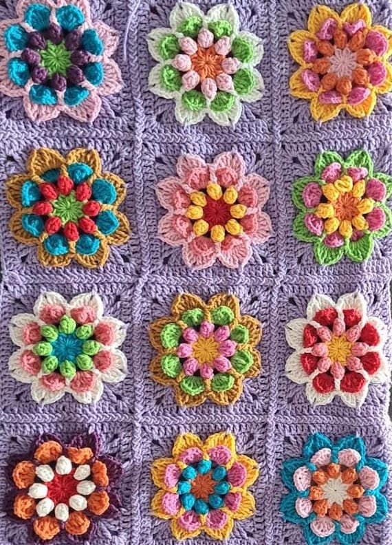 かぎ針編みの紫の花のブランケット、かぎ針編みのおばあちゃんの かぎ針編みの紫の花のブランケット、かぎ針編みのおばあちゃんの