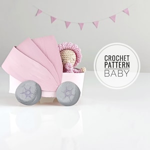 以下が含まれることがあります： ピンクのベビー人形が、グレーの車輪が付いたピンクのベビーカーに乗っています。人形はピンクの帽子とピンクの服を着ています。白い背景に白い円の中に「CROCHET PATTERN BABY」という文字があります。