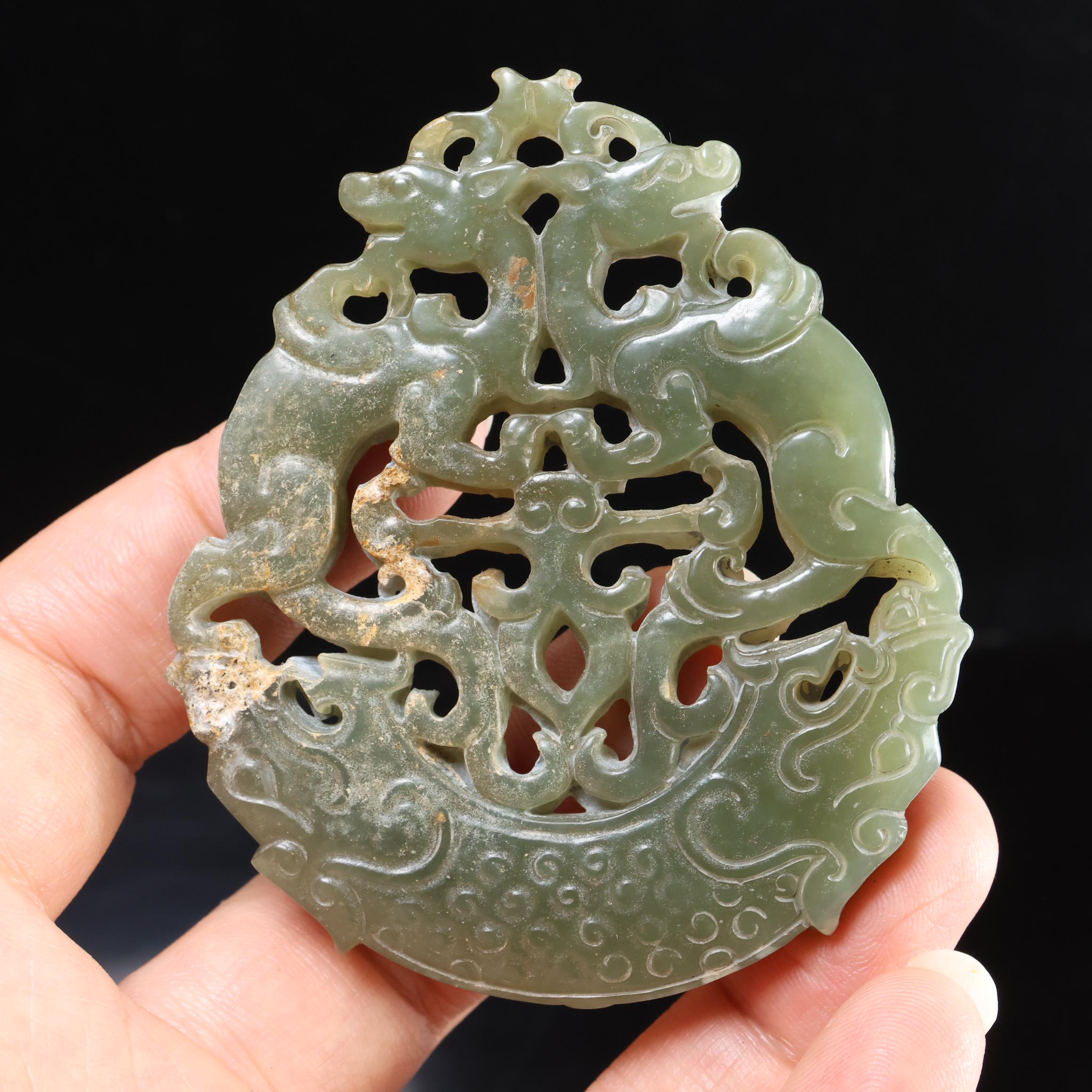 美しく珍しい龍の翡翠ペンダント、天然翡翠彫刻ペンダントお守り像