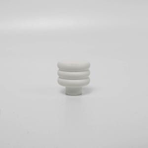 Puede incluir: Un pomo de armario blanco con un dise&ntilde;o apilado y redondeado. El pomo presenta tres segmentos horizontales en forma de anillo sobre una base cil&iacute;ndrica corta. El acabado liso y mate le da una est&eacute;tica moderna. Ideal para mejoras de muebles.