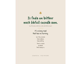 Lámina "Is Fada an Bóthar", arte mural con proverbio irlandés: "Es un largo camino sin retorno".
