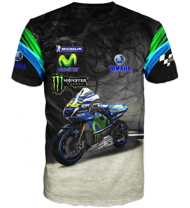 Puede incluir: Una camiseta negra con un estampado gr&aacute;fico de una motocicleta Yamaha azul y verde. La camiseta presenta los logotipos de Monster Energy, Yamaha y Movistar.