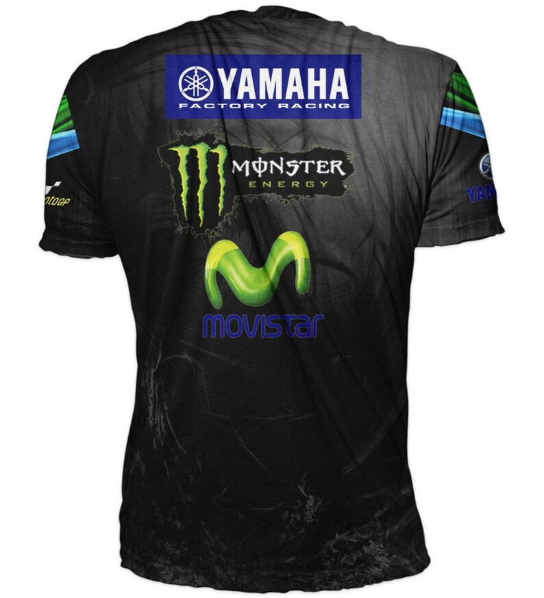 Puede incluir: Camiseta negra con un logotipo de Monster Energy verde y amarillo, un logotipo de Yamaha Factory Racing azul y un logotipo de Movistar verde y amarillo.