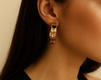 Goldene Edelstahl-Creolen mit bunten herzförmigen Zirkon-Steinen