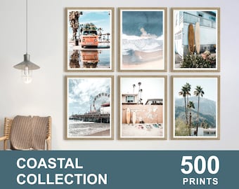 Op de afbeelding: Een set van zes ingelijste prints met kustthema's. De prints tonen een vintage busje, een reuzenrad, een strandscène met surfplanken, een strandscène met palmbomen, een strandscène met golven en een strandscène met een huis.