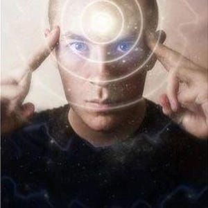 Peut inclure: Une illustration numérique d'une personne aux cheveux courts portant un t-shirt noir, avec des yeux bleus lumineux et des cercles blancs concentriques rayonnant du front, sur un fond cosmique sombre et étoilé avec une lueur.