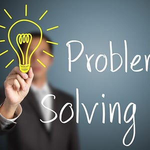 Puede incluir: Ilustración de una bombilla amarilla con líneas radiantes sostenida frente a una persona. Las palabras "Problem Solving" están escritas en blanco sobre un fondo azul. La imagen transmite el concepto de encontrar soluciones.