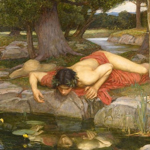 Puede incluir: Una pintura de un joven acostado en una roca junto a un arroyo, mirando el agua. Lleva una túnica roja y una corona de hojas en la cabeza. El agua es clara y refleja los árboles y el cielo circundantes.