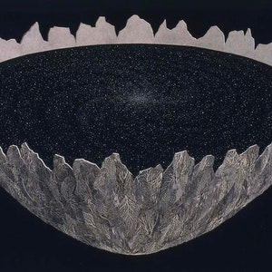 Puede incluir: Una ilustración en blanco y negro de un universo en forma de cuenco con un cielo estrellado en su interior. El cuenco está hecho de un material texturizado con un borde dentado.