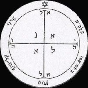 Può includere: Un cerchio bianco con una stella di David nera al centro. Il cerchio è diviso in quattro quadranti da due linee che si intersecano al centro. Ogni quadrante contiene una lettera ebraica.