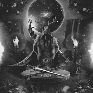 Könnte beinhalten: Eine Schwarzweißillustration einer Figur mit Geweih, die einen Kapuzenmantel trägt und ein Schwert und einen Kelch hält. Die Figur steht auf einer Plattform mit einem Unendlichkeitszeichen darüber. Der Hintergrund ist ein dunkler Wald mit einem Vollmond.