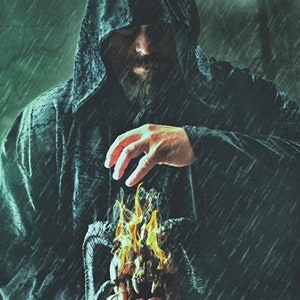 Könnte beinhalten: Eine Kapuzenfigur in einem dunklen Gewand hält einen Schädel, der von Flammen umhüllt ist. Das Gesicht der Figur ist durch die Kapuze verdeckt, und der Hintergrund ist ein dunkler, stürmischer Wald.