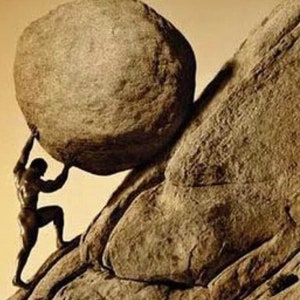 Può includere: Una scultura in bronzo di un uomo che spinge un grande masso rotondo in salita. La scultura è posta su uno sfondo di roccia ruvida e testurizzata.