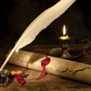 Puede incluir: Una escena vintage con una pluma, un tintero y un pergamino enrollado sellado con cera roja. Una vela encendida en un candelabro de latón proyecta un brillo cálido sobre la superficie de madera, evocando la escritura histórica.