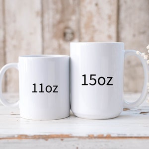 Puede incluir: Dos tazas de cer&aacute;mica blanca con texto negro. La taza m&aacute;s peque&ntilde;a es de 11 oz y la taza m&aacute;s grande es de 15 oz.