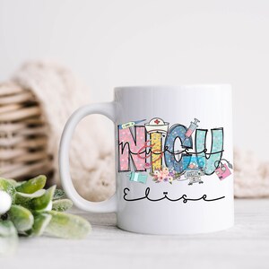 Puede incluir: Taza de cer&aacute;mica blanca con un dise&ntilde;o colorido que dice "NICU Elise". El dise&ntilde;o presenta s&iacute;mbolos m&eacute;dicos y flores.