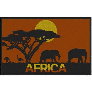 Può includere: Una toppa ricamata con una scena di tramonto con la silhouette di un albero, due elefanti e due struzzi. Il testo "AFRICA" è scritto in un font colorato nella parte inferiore della toppa.