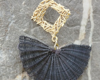 Pendientes ligeros de crin de caballo negra natural con componentes de bronce satinado.