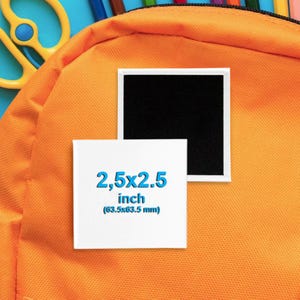 Puede incluir: Un imán cuadrado blanco con texto azul que dice "2,5x2,5 pulgadas (63,5x63,5 mm)". El imán está sobre una superficie naranja brillante.