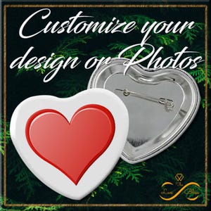 Puede incluir: Botón en forma de corazón con un diseño de corazón rojo sobre fondo blanco. El texto "Customize your design or Photos" se muestra arriba. Un segundo botón muestra la parte trasera del alfiler. El logotipo de Luxe Bliss está en la esquina inferior derecha.