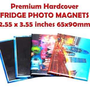Puede incluir: Tres imanes para fotos de nevera con tapa dura. Los imanes miden 2,55 x 3,55 pulgadas o 65 x 90 mm. Los imanes tienen diferentes imágenes impresas en ellos. Un imán tiene una imagen de una ciudad nocturna, otro tiene una imagen colorida de un castillo y el tercer imán está en blanco.