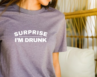 Sorpresa Estoy borracho Tee, camisa divertida para la persona en tu vida que disfruta de una bebida para adultos, camiseta de fiesta divertida, mamá vino, papá cerveza,