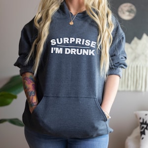Sorpresa Estoy borracho sudadera con capucha, sudadera con capucha divertida para la persona en tu vida que disfruta de una bebida para adultos, jersey de fiesta divertido, mamá vino, papá cerveza,