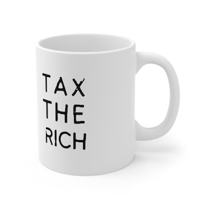 Può includere: Tazza da caffè in ceramica bianca con testo nero che recita "TAX THE RICH".
