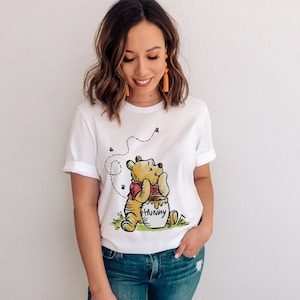 T-shirt Winnie the Pooh con vaso di miele, cartone animato Hunny, classico retrò, stampa di grandi dimensioni, orso Pooh, personaggio Milne, adorabile regalo carino