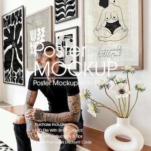 Puede incluir: Una exhibición de pared con impresiones artísticas enmarcadas en blanco y negro, y una persona sentada en un banco. El texto "Poster Mockup" está superpuesto en la imagen. Un jarrón blanco con flores está en primer plano.