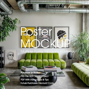 Puede incluir: Maqueta de diseño de interiores con tres carteles enmarcados con arte abstracto sobre un sofá de terciopelo verde. La imagen incluye una mesa de centro de cristal, una pequeña mesa auxiliar negra y un busto enmarcado. El texto "Poster MOCKUP" y "Multiple Poster Mockups in Interior" son visibles.