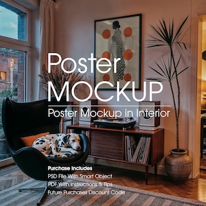 Puede incluir: Escena interior con un sillón negro, un perro dálmata y un mueble de madera con un tocadiscos. Un póster enmarcado cuelga de la pared. El texto "Poster MOCKUP" es visible. Una planta en maceta y una alfombra a rayas completan la escena.