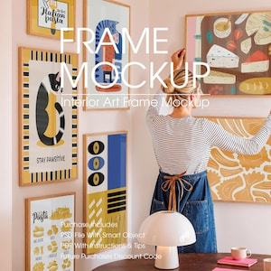 Peut inclure: Une maquette d'une femme accrochant des œuvres d'art encadrées sur un mur. Les cadres sont en bois et contiennent une variété d'impressions colorées. Le texte "FRAME MOCKUP" est écrit en grandes lettres sur l'image. Le texte "Interior Art Frame Mockup" est écrit sous le grand texte. Le texte "Purchase Includes" est écrit sous l'image de la femme. Le texte "PSD File With Smart Object" est écrit sous "Purchase Includes". Le texte "PDF With Instructions & Tips" est écrit sous "PSD File With Smart Object". Le texte "Future Purchases Discount Code" est écrit sous "PDF With Instructions & Tips".