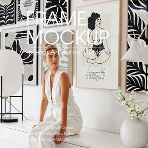 Mockup för gallerivägg med person, konstram PSD (digital nedladdning)