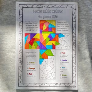 Może przedstawiać: Kolorowanka z napisem "Jesus adds colour to your life" i wzorem w kształcie krzyża. Krzyż podzielony jest na ponumerowane sekcje, z których każda odpowiada kolorowi, w tym żółtemu, pomarańczowemu, czerwonemu, różowemu, fioletowemu, niebieskiemu i zielonemu.