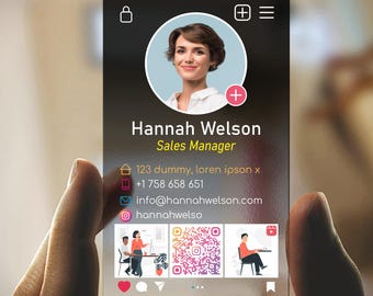Può includere: Un biglietto da visita digitale con una foto di una donna, informazioni di contatto e un codice QR. La carta ha uno sfondo nero con testo e icone gialle. Il testo include il nome "Hannah Welson", il titolo "Sales Manager", un indirizzo, un numero di telefono, un indirizzo email e un handle sui social media.